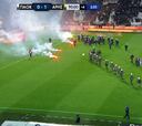Lío en el Paok-Aris que tuvo que parar unos minutos: peleas, sangre, lanzamiento de objetos...
