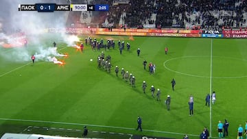 Lío en el Paok-Aris que tuvo que parar unos minutos: peleas, sangre, lanzamiento de objetos...