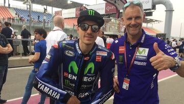 Wilco Zeelenberg con Maverick Vi&ntilde;ales durante el Gran Premio de Qatar 2017.