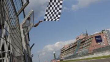 Facu Regalia cruza victorioso la meta en Nurburgring.