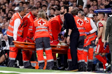 Tremendo susto tras el choque entre Eduardo Camavinga y Raúl Asencio. El defensa central se lleva la peor parte. Fue atendido por los servicios médicos que, tras colocarle un collarín es retirado en camilla. El árbitro aplicaba el protocolo para los golpes en la cabeza. En la imagen, Álvaro Arbeloa.