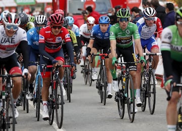 Llegada a meta de Carapaz y Roglic.