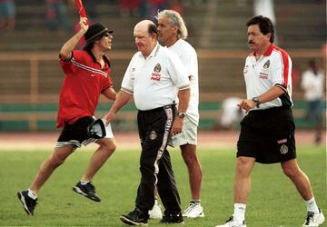 1999 fue un año de ensueño para el fútbol mexicano. La Selección de Lapuente brilló en la Copa América de Paraguay, en la que logró el tercer puesto, y se consagró como campeona de la Copa Confederaciones, el primer y único trofeo FIFA a nivel mayor que ha alzado en su historia. Todo se derrumbó al entrar el nuevo milenio. Canadá apeó al Tri de la Copa Oro 2000 con un gol de oro en duelo de cuartos de final. Ahí el proceso empezó a resquebrajarse. De nueva cuenta, las eliminatorias supusieron una jungla infranqueable. Lapuente perdió 1-0 en Trinidad y Tobago y, pese a golear a Panamá un mes después (7-0), el veterano entrenador renunció al cargo.