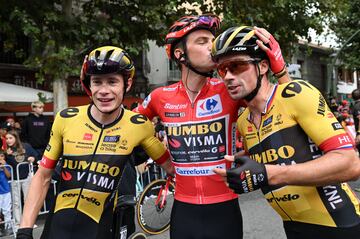 Los corredores del Jumbo; Sepp Kuss, Jonas Vingegaard y Primoz Roglic se abrazan al finalizar la etapa. 