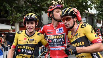 Los corredores del Jumbo; Sepp Kuss, Jonas Vingegaard y Primoz Roglic se abrazan al finalizar la etapa. 