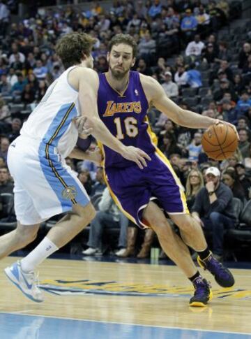 Pau Gasol defendido por el checo Jan Vesely.