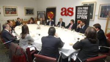 DE TERTULIA. De izquierda a derecha: Relaño, Coghen, Roncero, Díaz-Guerra, Jiménez, Garbajosa, Mora, Sáez, Cantón, Palmi, González, Nieto, Barranco y Giménez.