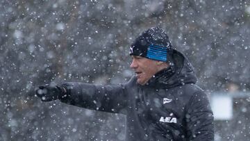 Luis García Plaza, entrenador del Alavés, dirigiendo una sesión en medio de una nevada.