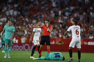 El ¨¢rbitro Mart¨ªnez Munuera y Casemiro.