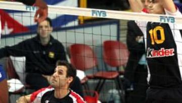 <b>LUCHA EN LA RED. </b>Fernández intenta bloquear el remate cubano.