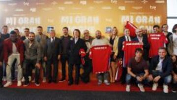 La plantilla del Atleti posando ayer, antes del pase privado en Kin&eacute;polis, en el photocall de &lsquo;Mi gran noche&rsquo;, junto al director, &Aacute;lex de la Iglesia, y varios de sus actores.