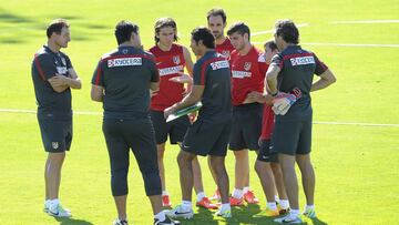 Insua, junto a Juanfran, Filipe Luis y los t&eacute;cnicos en un entrenamiento del Atl&eacute;tico en 2013.