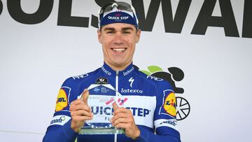 El ciclista neerlandés Fabio Jakobsen posa con el trofeo de ganador de la primera etapa del BinckBank Tour 2018.