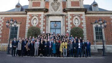 Foto de la familia de la alcaldesa de Barcelona, Ada Colau (c), con los galardonados de los Premios Ondas 2022, en el Palacete Albéniz, a 14 de diciembre de 2022, en Barcelona, Catalunya (España). Los Premios Ondas 2022 son los galardones más importantes de la comunicación, entregados a los profesionales de radio, televisión, publicidad en radio y música y, son concedidos anualmente por Radio Barcelona desde 1954. Este año se celebra su 69ª edición en el Gran Teatro Liceu con la entrega de 22 premios Ondas de un total de 559 candidaturas presentadas desde 15 países de todo el mundo.
14 DICIEMBRE 2022;PREMIOS ONDAS;PREMIOS;GALA;GALARDONES;COMUNICACIÓN;RADIO;TELEVISIÓN;PUBLICIDAD;MÚSICA;PROFESIONALES
David Zorrakino / Europa Press
14/12/2022