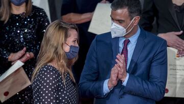 Mireia Belmonte con Pedro Sánchez, ayer en la Gala del COE en Madrid.