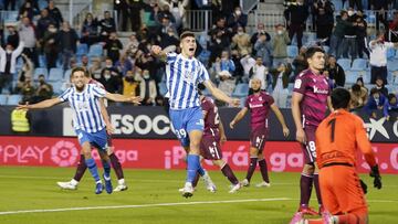 Robero festeja su gol al Sanse.