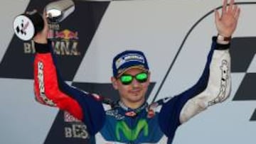 Lorenzo celebra su segundo puesto en Jerez.