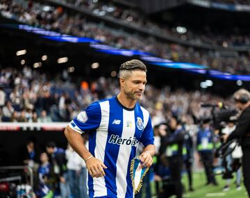 Diego Ribas, leyenda del FC Porto, sale al terreno de juego.