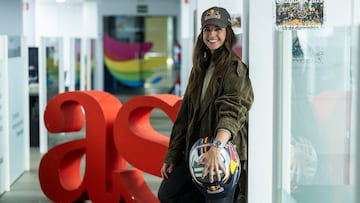 Visita de Cristina Gutiérrez a la redacción de AS, después de ser undécima en el Dakar con Dacia.