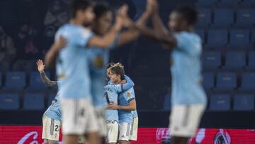 Los jugadores del Celta celebran el tercer gol contra el Espanyol en Bala&iacute;dos. 