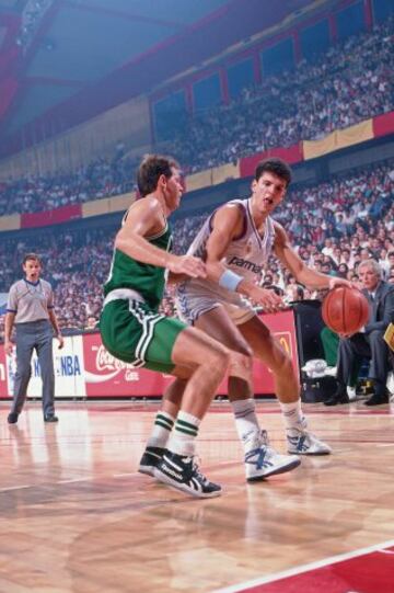 Drazen Petrovic ante Danny Ainge.