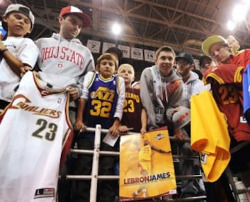 LeBron reclamado por los más jovénes seguidores en Salt Lake City.