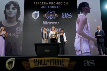 Wonny Geuer con el galardón en la tercera edición del Hall of Fame. Juega 158 partido con España y gana el primer oro con la Selección en Perugia 93. Gana cuatro ligas, tres con el Canoe y una con el Godella. También gana la copa de Eurocopa en 1993 con el equipo valenciano. Es madre de Willy y Juancho Hernángomez.