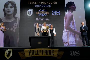 Wonny Geuer con el galard¨®n en la tercera edici¨®n del Hall of Fame. Juega 158 partido con Espa?a y gana el primer oro con la Selecci¨®n en Perugia 93. Gana cuatro ligas, tres con el Canoe y una con el Godella. Tambi¨¦n gana la copa de Eurocopa en 1993 con el equipo valenciano. Es madre de Willy y Juancho Hern¨¢ngomez.