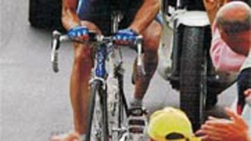 <b>MARATÓN.</b> Siete horas y media de carrera en una etapa que le ha dado la vuelta al Giro. Paolo Savoldelli, tiene ahora todo a su favor para ganar la gran ronda.