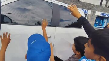 Luis Romo ignora a niños en La Noria que buscaban su autógrafo