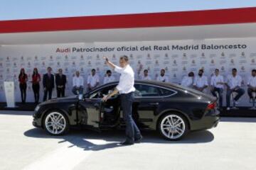 Jonas Maciulis, durante la entrega de coches oficiales Audi a toda la plantilla de baloncesto al completo, que ha tenido lugar junto al estadio Alfredo Di Stéfano.