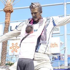 Porra viste estatua de Beckham en LA con colores de Inter Miami