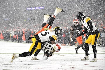 David Njoku de los Cleveland Browns anota una conversi¨®n de dos puntos ante la defensa de DeShon Elliott de los Pittsburgh Steelers.