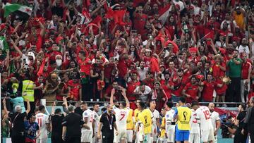Los jugadores de Marruecos celebraron as¨ª el pase junto a sus aficionados.
