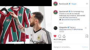 Messi posa con su camiseta de Fluminense.
