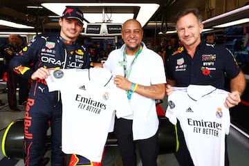 Roberto Carlos entrega una camiseta del Real Madrid a
Max Verstappen y Christian Horner antes del Gran Premio. 