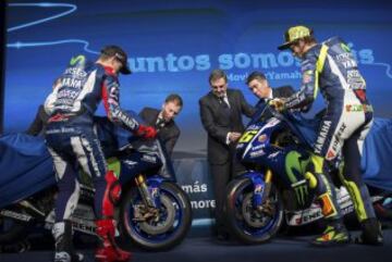 El presidente de Movistar España, Luis Miguel Gilpérez  junto a los pilotos Jorge Lorenzo y Valentino Rossi.