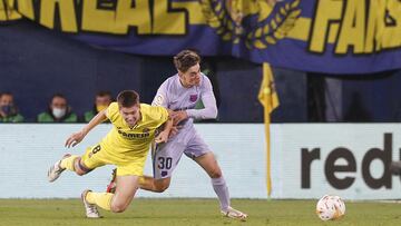 Juan Foyth, ante Gavi en el Villarreal-Barça de la pasada temporada.