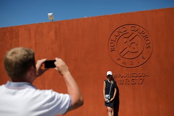 Una mujer se toma una foto en el Estadio Roland Garros