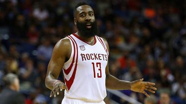 Con $46.6 millones de dólares, el integrante de los Houston Rockets tuvo un incremento de $10 mdd para la temporada 2016-2017 que lo colocó dentro de esta lista. Beats, Foot Locker, BodyArmor y unas cuantas empresas más lo patrocinan.