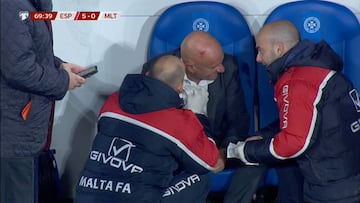 El seleccionador de Malta tuvo que ser atendido tras darse en la cabeza con el banquillo