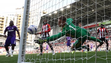 Soccer Football - Premier League - Brentford v Fulham - GTech Community Stadium, London, Britain - May 18, 2025 Fulham's Bernd Leno makes a save REUTERS/Toby Melville EDITORIAL USE ONLY. NO USE WITH UNAUTHORIZED AUDIO, VIDEO, DATA, FIXTURE LISTS, CLUB/LEAGUE LOGOS OR 'LIVE' SERVICES. ONLINE IN-MATCH USE LIMITED TO 120 IMAGES, NO VIDEO EMULATION. NO USE IN BETTING, GAMES OR SINGLE CLUB/LEAGUE/PLAYER PUBLICATIONS. PLEASE CONTACT YOUR ACCOUNT REPRESENTATIVE FOR FURTHER DETAILS..
