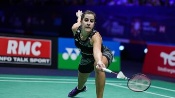 La jugadora espa?ola Carolina Marin devuelve el volante durante su partido ante He Bingjiao en el Abierto de Francia de 2022.