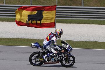 El piloto madrileño de Moto3, Jorge Martín, celebra la victoria en el Gran Premio de Sepang celebrado en el circuito de Sepang que le otroga como campeón mundial.