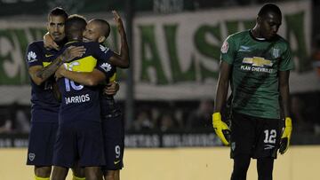 Dario Benedetto celebra con sus compañeros el gol marcado ante Banfield.