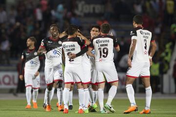 En uno de los duelos cruciales por la permanencia en primera división, los Lobos mostraron determinación, actitud y buen futbol en su goleada 5-0 ante Veracruz. El equipo de Rafael Puente del Río dio un paso más hacia la salvación al mismo tiempo que hundió al equipo jarocho que ve muy difícil quedarse en la Liga MX. Aunque, algo que puede animar a los aficionados escualos es que, en la última década, sólo los ‘Tiburones’ han podido salvarse del descenso siendo últimos a falta de 8 juegos por disputarse.