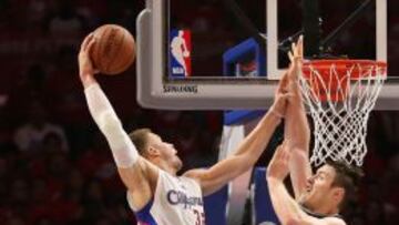 Blake Griffin posteriza a Aron Baynes.