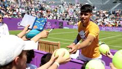 Carlos Alcaraz firma autógrafos en la previa del torneo de Queen's.