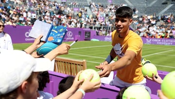 Carlos Alcaraz firma autógrafos en la previa del torneo de Queen's.