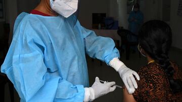 A health worker inoculates a woman with a dose of Chinese-made Sinopharm Covid-19 coronavirus vaccine in Colombo on May 22, 2021. (Photo by LAKRUWAN WANNIARACHCHI / AFP)